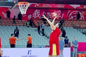 成火蜜众怒！攻不进传不准跑不动！申京是火箭最大卧底？👿