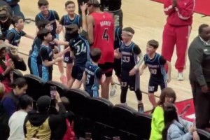 太搞😂猛龙小球迷互动时跳起打了巴恩斯脑袋一巴掌，后者都懵了