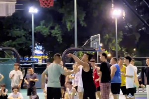 克拉克当上了湖人vs步行者的场边摄影 ...