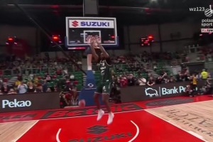 🤯看看16岁的锡安是怎么打球的！论震撼程度应该不输文班吧？