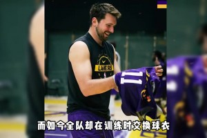 嘿嘿！布朗尼趁乱用手摸老爸的头 小子回家等着“挨揍”🤣