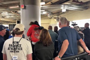 惺惺相惜❤️詹姆斯与弗拉格赛后在球员通道再度拥抱&击掌互动~