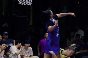 杨瀚森随队乘飞机前往菲尼克斯参加附加赛！