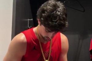 有意思😂阿夫迪亚赛后得到手机项链，正在播放他的本场集锦~